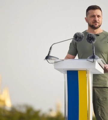 &quot;Ніколи не визнаємо чужі кольори на своїй землі&quot;: Зеленський привітав українців із Днем прапора