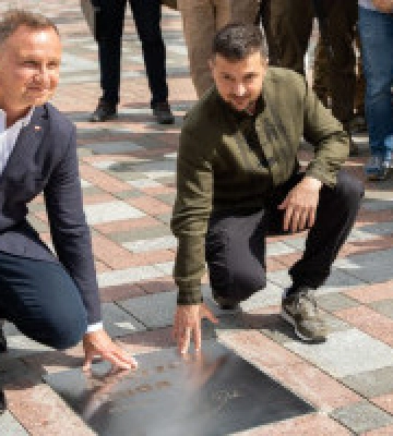 Володимир Зеленський і Анджей Дуда відкрили на площі навпроти Верховної Ради Алею сміливості