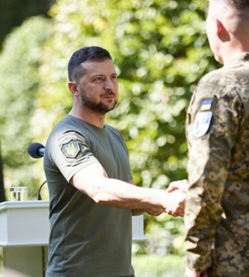 Зеленський вручив військовослужбовцям ордени Золота Зірка: хто отримав нагороди