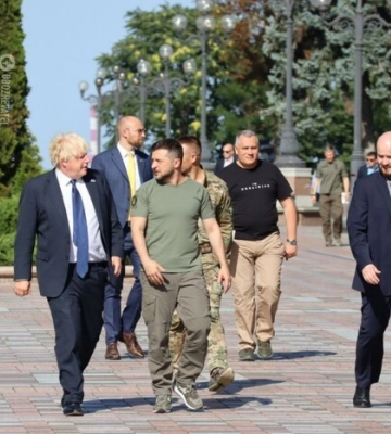Борис Джонсон приехал в Киев и получил именную табличку на Аллее смелости