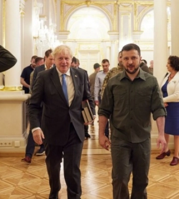 У Києві на Алеї сміливості встановили табличку з іменем Бориса Джонсона