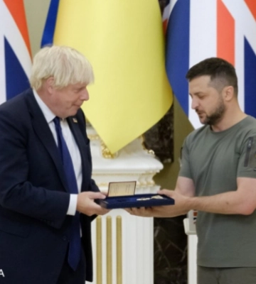 У Києві на Алеї сміливості встановили табличку з іменем Бориса Джонсона