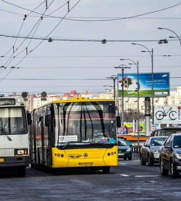 Зупинки транспорту під час сирени не буде? Кличко розгляне петицію
