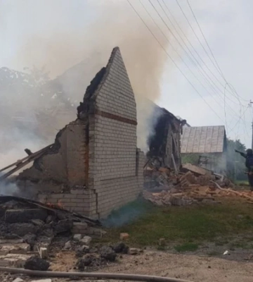 російський снаряд влучив у житловий будинок на Харківщині: є загиблий