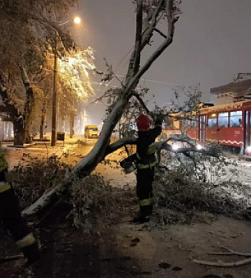 На Днепропетровщине спасатели ночью боролись с последствиями непогоды