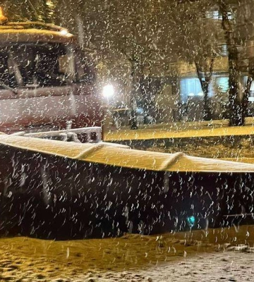 Як у Дніпрі ліквідовують наслідки нічного снігопаду (Фото)