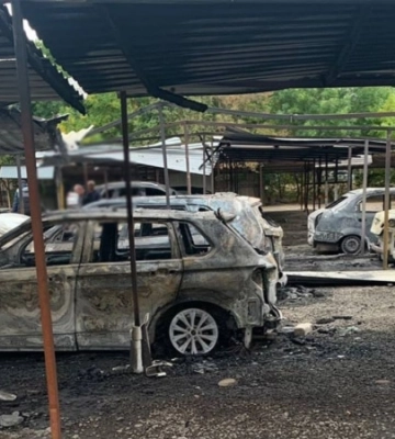 Російська армія обстріляла автостоянку в Херсоні: дві людини загинули, ще одна — поранена