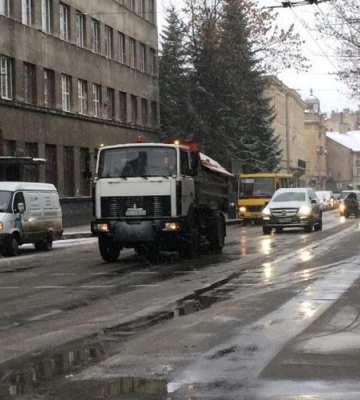 Уночі Львів чистило від снігу 12 одиниць техніки