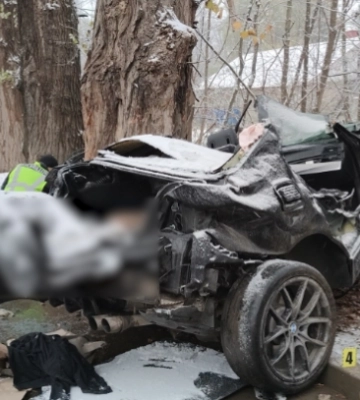 Автотроща і троє загиблих хлопців: фото та відео моторошної аварії в Чернівцях оприлюднила поліція