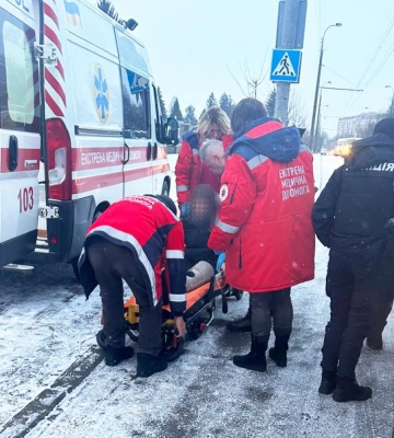 У Рівному внаслідок наїзду мікроавтобуса травмувалася 15-річна дівчина (ФОТО)