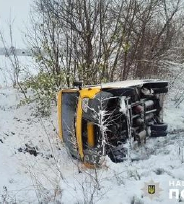 На Полтавщині мікроавтобус зїхав у кювет та перевернувся