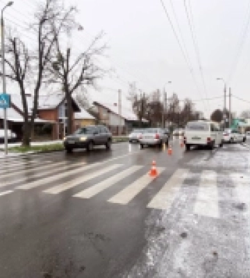 У Рівному на переході збили неповнолітню дівчину