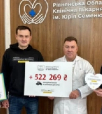 Працівники Рівненської обласної лікарні та благодійний фонд зібрали кошти на автівки для військових медиків