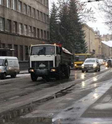 Уночі Львів чистило від снігу 12 одиниць техніки