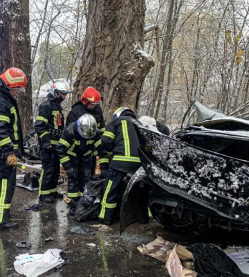 Моторошна ДТП у Чернівцях: щоб дістати понівечені тіла, довелось розрізати автівку