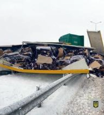Під Полтавою перекинулася вантажівка: рух ускладнено