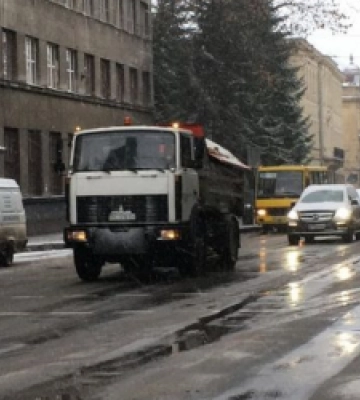 Уночі Львів чистило від снігу 12 одиниць техніки