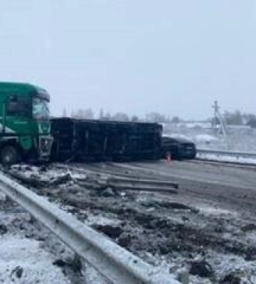 На автодорозі Київ-Харків перекинулась вантажівка: рух ускладнений