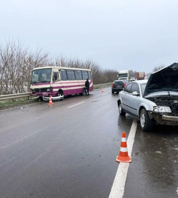 У Рівненському районі зіткнулися автомобіль та маршрутка: травмувалася водійка легковика