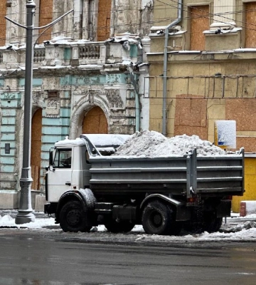 Снег в Харькове убирают около двух тысяч коммунальщиков (фото, видео)