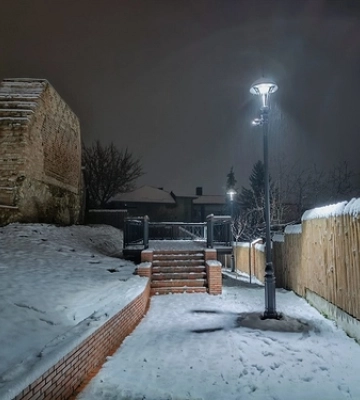 Засніжений Окольний замок у Луцьку в листопаді 