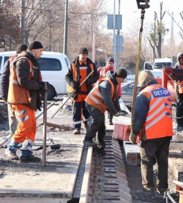 Безпека пасажирів і водіїв: у Дніпрі ремонтують аварійні колії