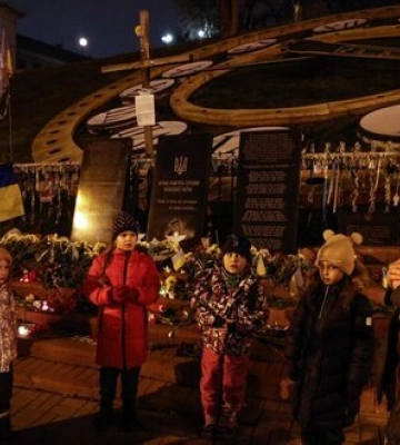 Ввечері 21 листопада люди зібралися в центрі Києва, щоб згадати початок Революції Гідності. ФОТОрепортаж