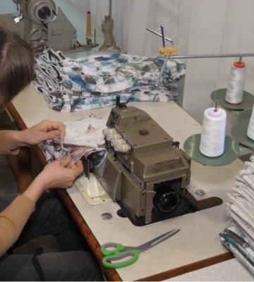 На Волині жінки шиють білизну та одяг для воїнів