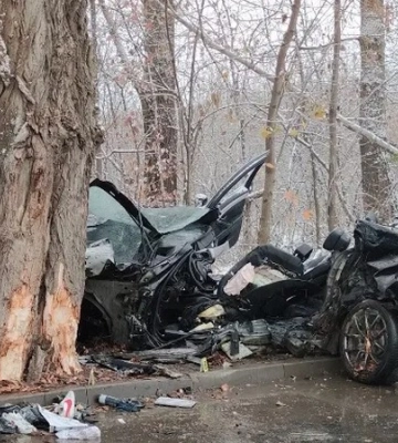 У Чернівцях автомобіль BMW влетів у дерево: троє людей загинули (ВІДЕО)