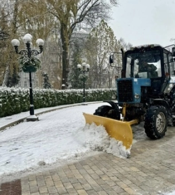У Києві випав перший сніг: понад 450 одиниць техніки виїхали на дороги