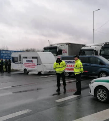 Словацькі перевізники розпочали блокування руху вантажівок на кордоні з Україною