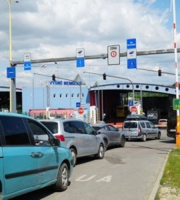 Словацькі перевізники розпочали блокування руху вантажівок на кордоні з Україною