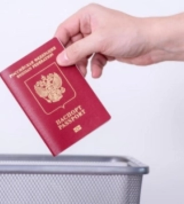 На Херсонщині окупанти погрожують власникам авто вилучати транспортні засоби за неотримання паспорту РФ