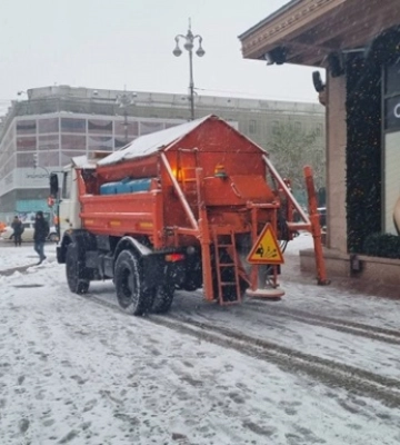 Киевских водителей просят не выезжать на дороги без надобности