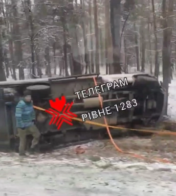 З дороги на Рівненщині злетіло авто