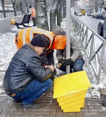 По бульвару в Черкасах встановили пів сотні контейнерів