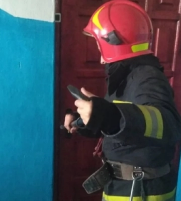 Довелося ламати замок: у Нововолинську рятували жінку, яка впала