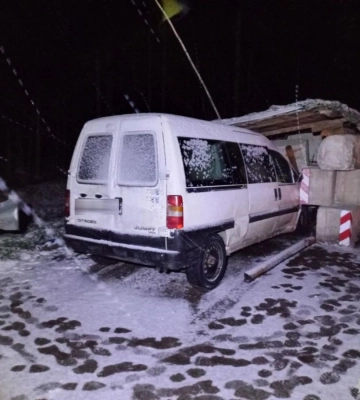 В Ровенской области автомобиль врезался в блокпост: четверо пострадавших