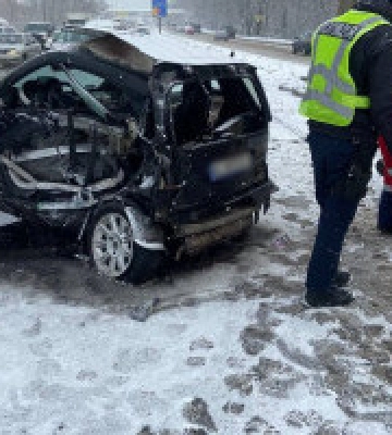 У Києві на Броварському проспекті внаслідок лобового зіткнення двох авто загинула жінка