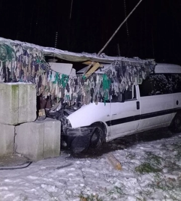 На Рівненщині автомобіль врізався в блокпост: є постраждалі