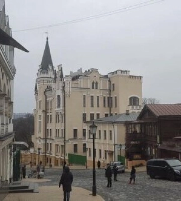 На &quot;Замке Ричарда&quot; в Киеве возводят надстройку. Власти Киева требуют прекратить. ФОТОрепортаж