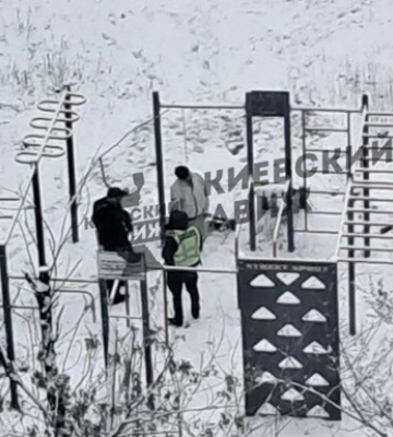 В Киеве на детской площадке повесился пенсионер