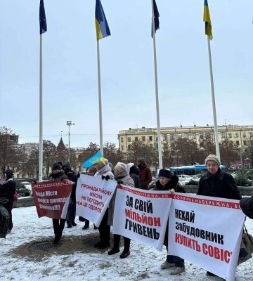 До Дніпра докотилася хвиля проплачених мітингів &quot;за все добре&quot;: гроші роздавали просто на вулиці
