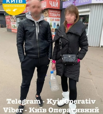 У Києві чоловік прикував себе кайданами до жінки: причину пояснити не зміг (ФОТО)
