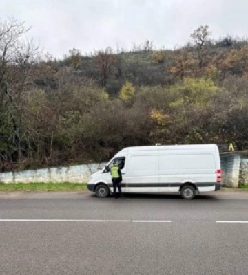 На Закарпатті патрульні поліцейські перевіряли всі підряд мікроавтобуси та вантажівки - що трапилось, подробиці