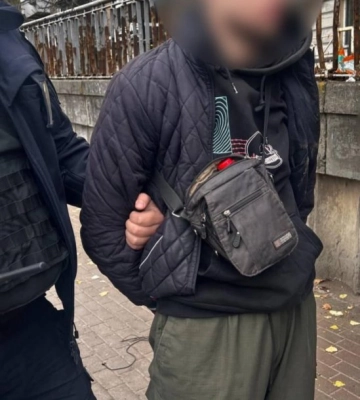 У Києві неадекват з ножем кидався на перехожих і відбирав речі (ФОТО)
