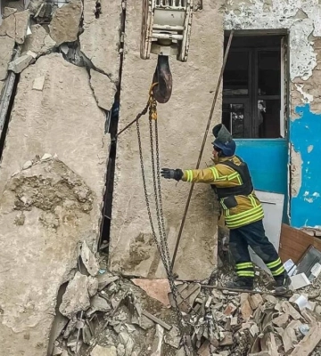 Удар по Селидовому: з-під завалів дістали тіло третього загиблого