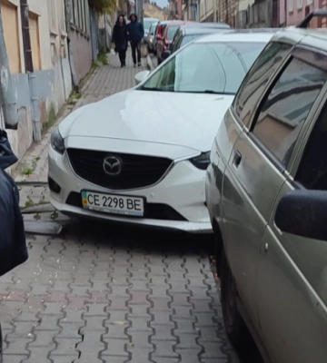 Перекрив тротуар машиною: у Чернівцях помітили нахабного &quot;героя&quot; парковки