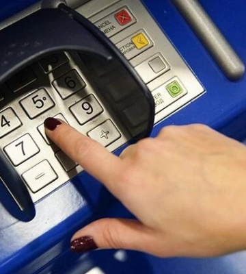 У Первомайському районі підліток обікрав жінку, яка попросила допомогти їй з банкоматом