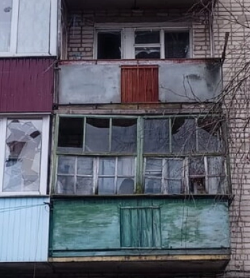 У Середині-Буді на Сумщині внаслідок обстрілу пошкоджено багатоквартирний будинок